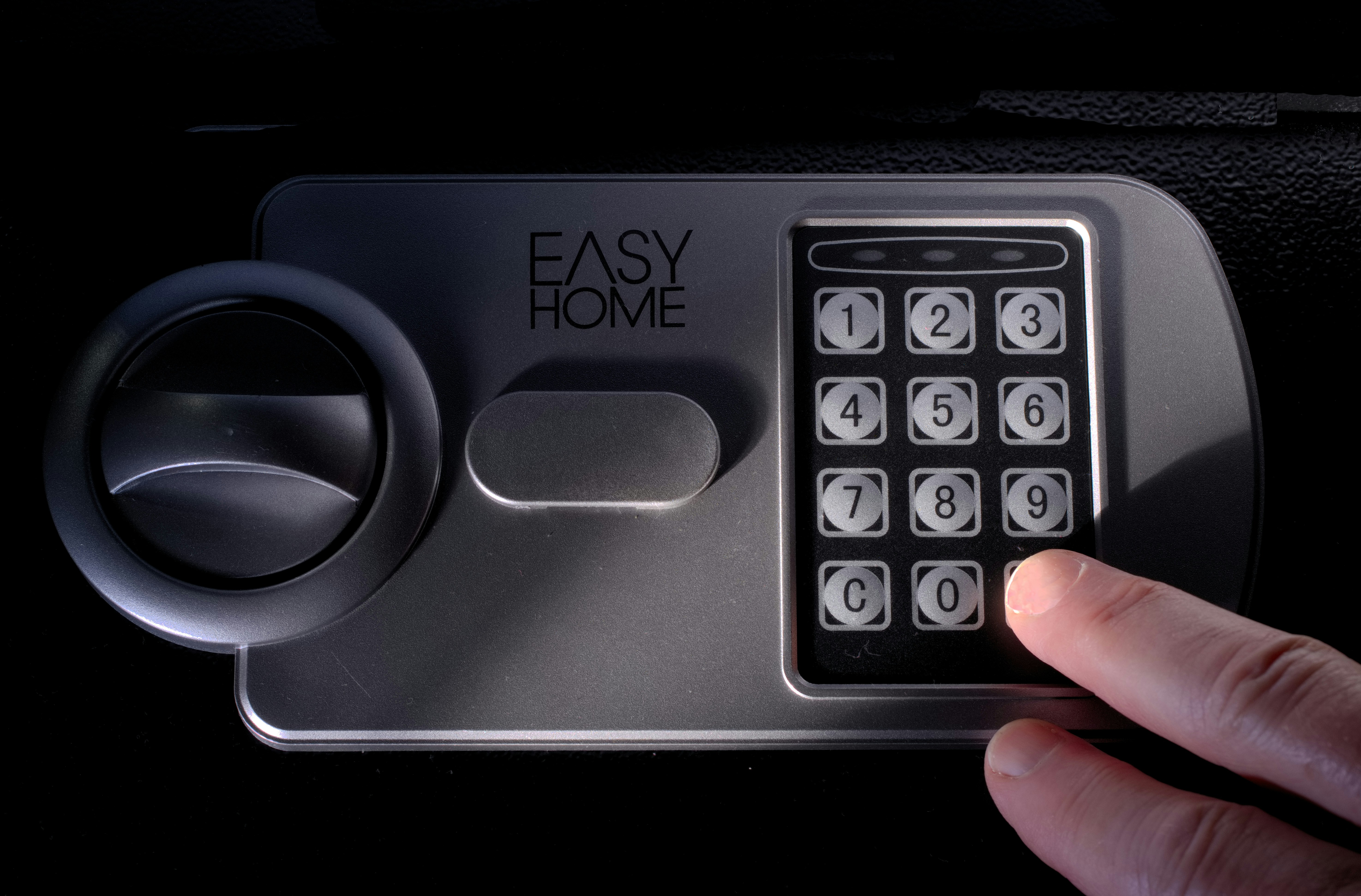 Metal safe with lock